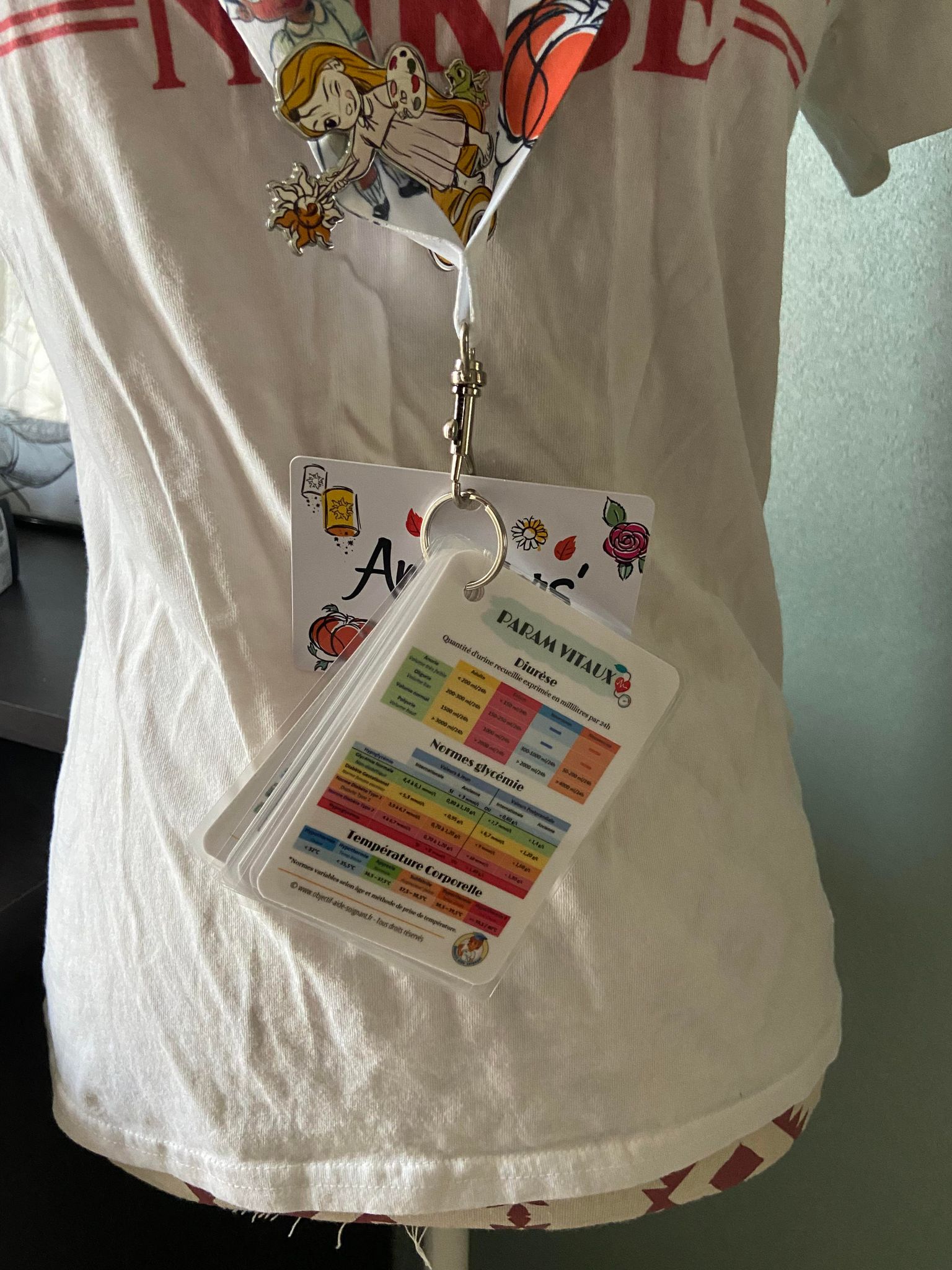 Mettre ses fiches mémos indispensable de l'aide-soignant sur son tour de cou pour les stages ou le travail